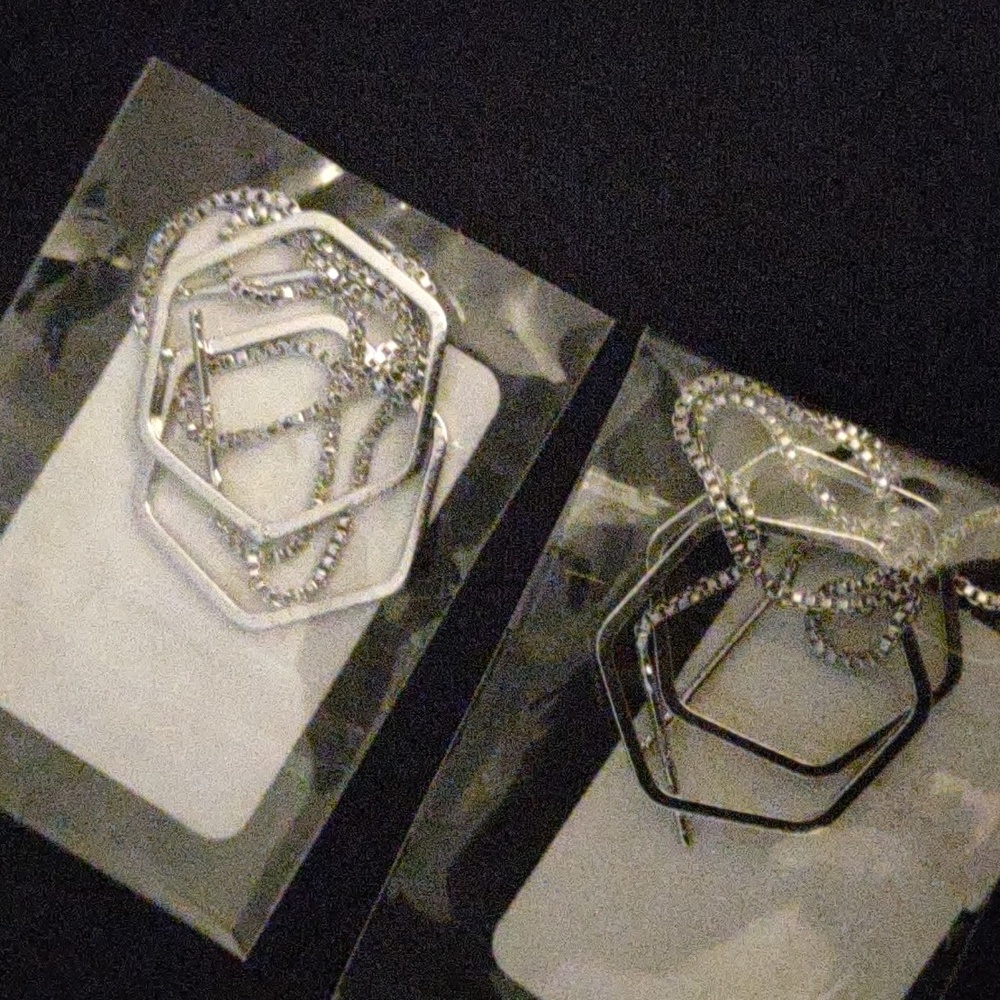 Thread thru simple stud earrings - Picture 3 of 4